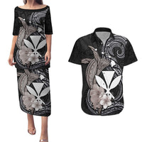 Hawaiian Whale and Kanaka Maoli Symbol Couples Matching Puletasi and Hawaiian Shirt Hibiscus with Hawaii Map and Polynesian Tattoo Grayscale Color