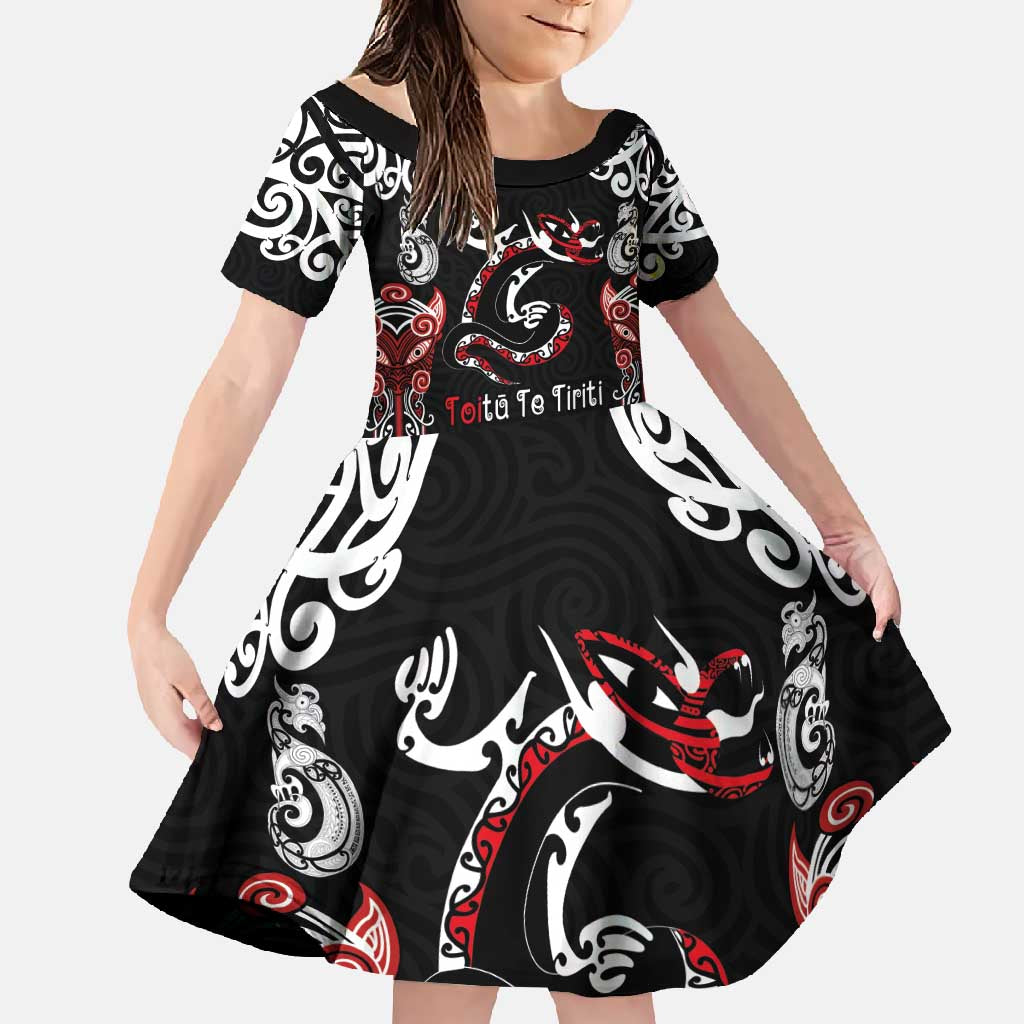 Aotearoa Toitu Te Tiriti-Maori Taniwha Family Matching Off Shoulder Maxi Dress and Hawaiian Shirt Toitu Te Whenua Toitu Te Reo Maori LT03 Daughter's Dress Black - Polynesian Pride