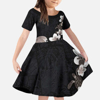 Hawaiian Plumeria and Turtle Kid Short Sleeve Dress with Polynesian Tribal Art Pattern Grayscale Color