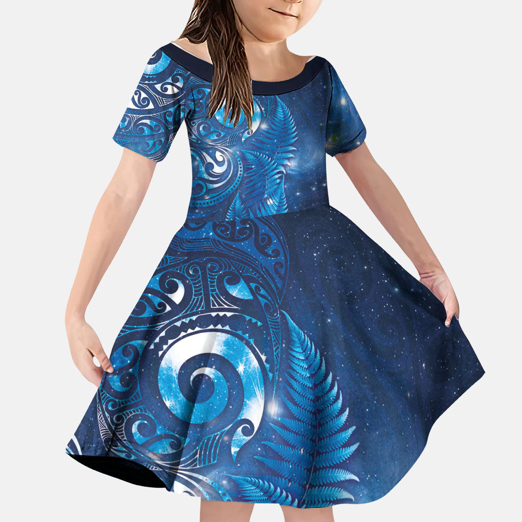 Aotearoa New Zealand New Year Family Matching Off Shoulder Short Dress and Hawaiian Shirt Tribal Koru Tattoo Blue Galaxy Maori Silver Fern LT03 Daughter's Dress Blue - Polynesian Pride