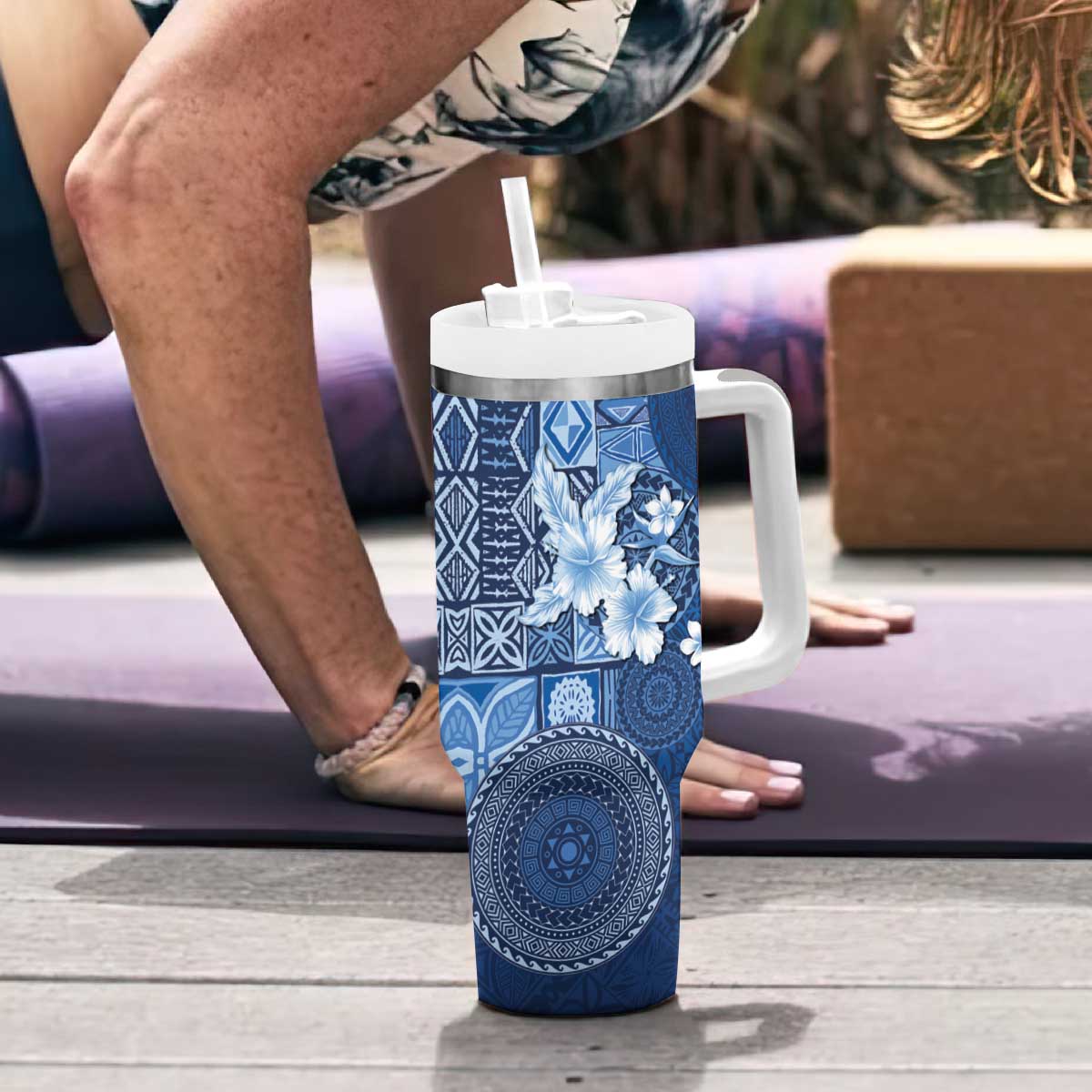 Hawaii Tapa Pattern With Navy Hibiscus Tumbler With Handle