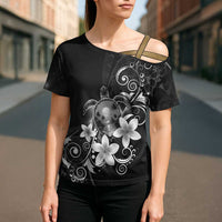 Hawaii Honu Cross Shoulder Shirt Polynesian Curves Plumeria Grayscale - Polynesian Pride