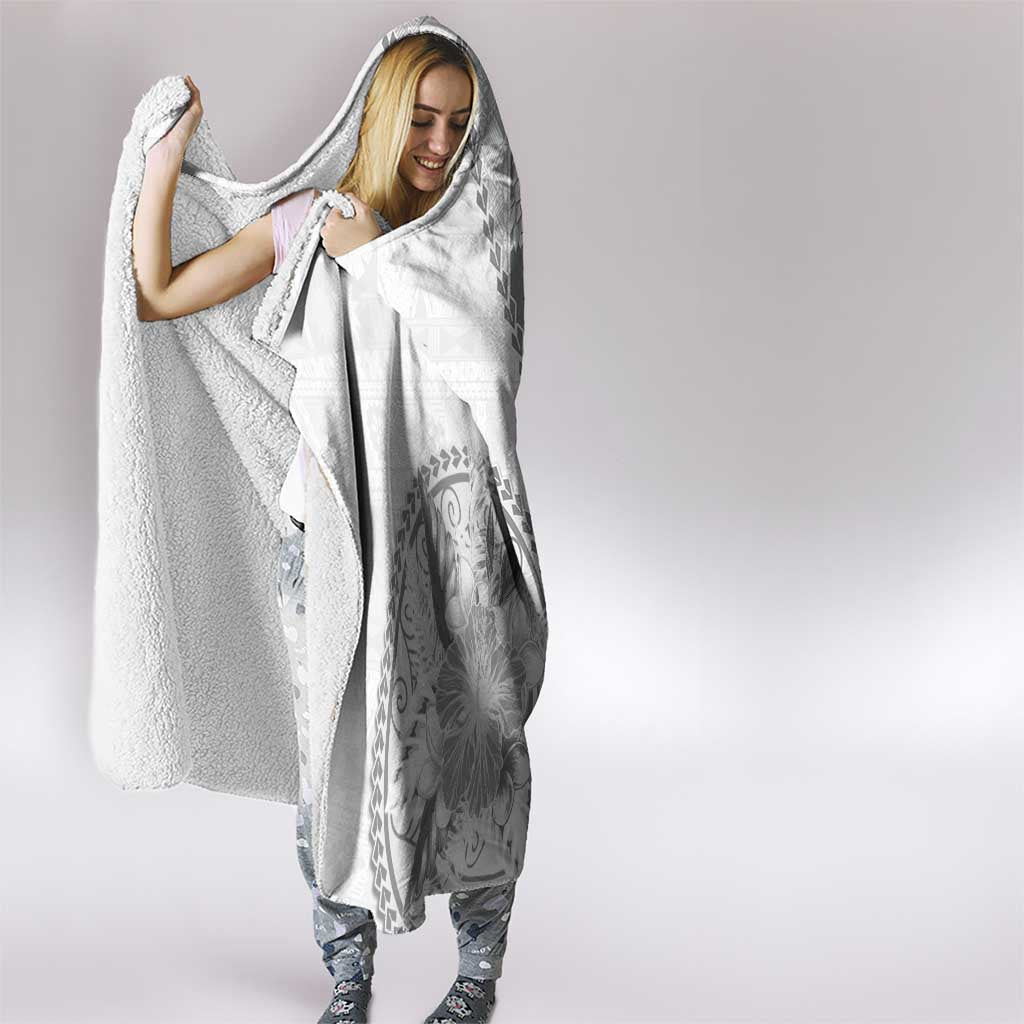 Samoa Siapo Elegant Hooded Blanket Hibiscus White Motifs - Polynesian Pride