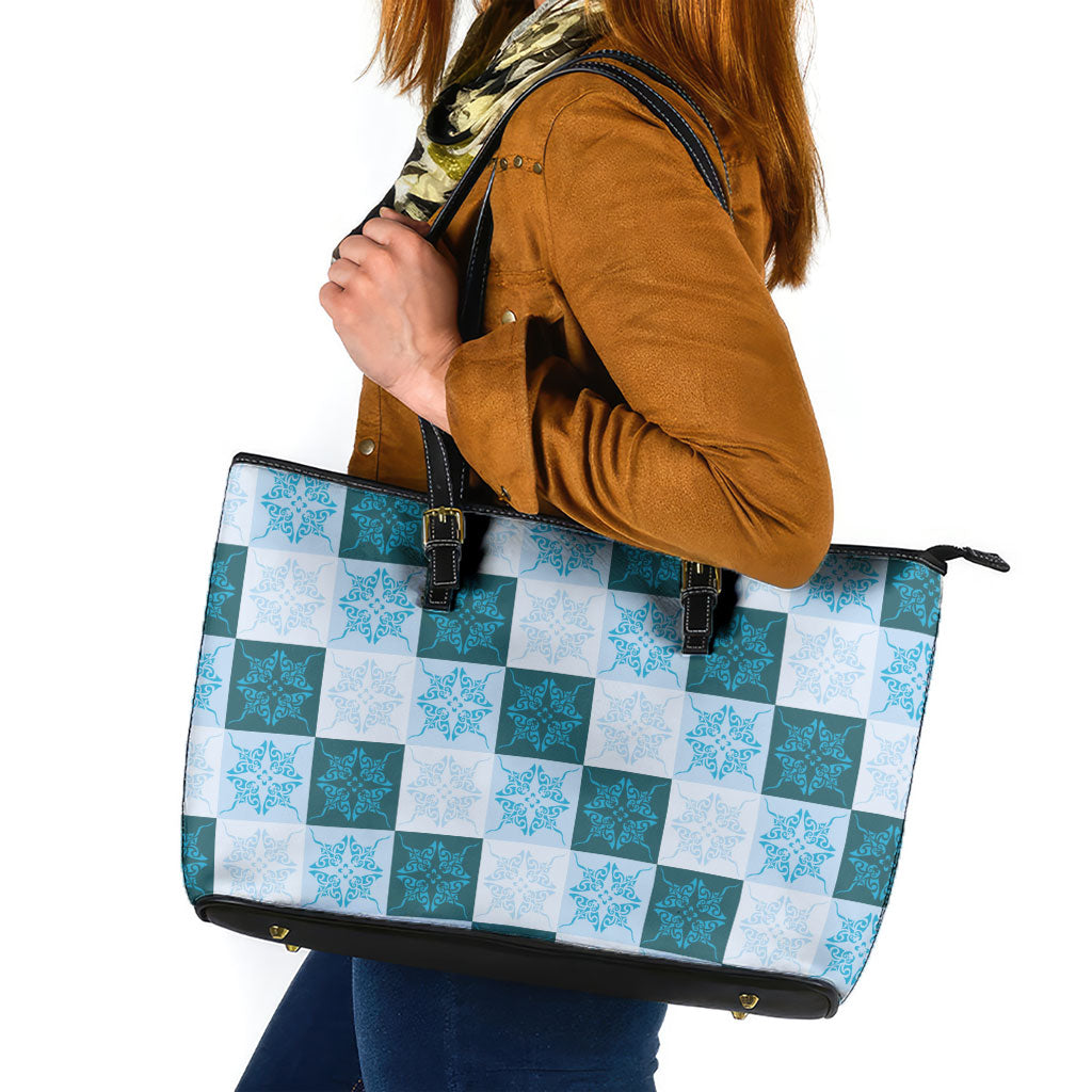 Cyan Manta Ray Hawaiian Quilt Motif Leather Tote Bag