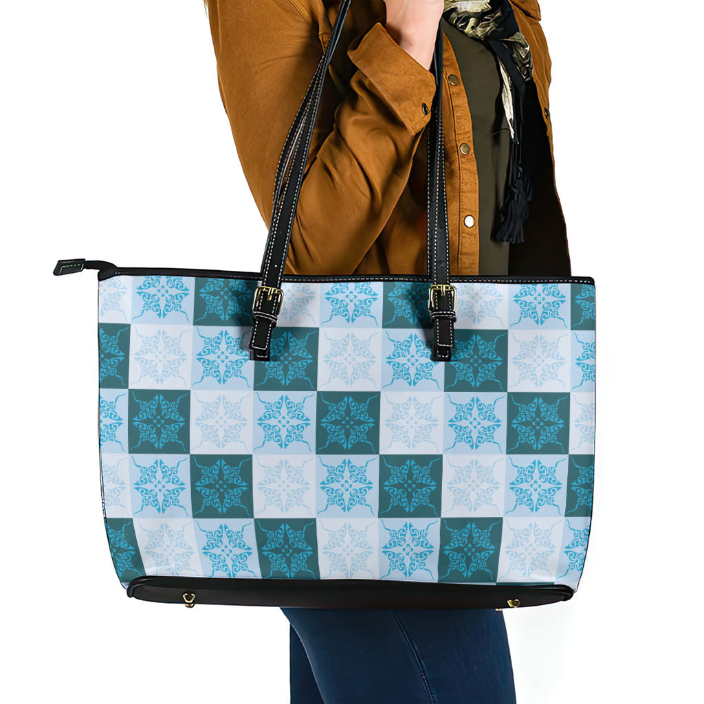 Cyan Manta Ray Hawaiian Quilt Motif Leather Tote Bag