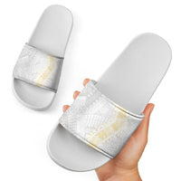 Niue White Sunday Slide Sandals Niuean Hiapo With Puakenikeni Lei LT05 - Polynesian Pride