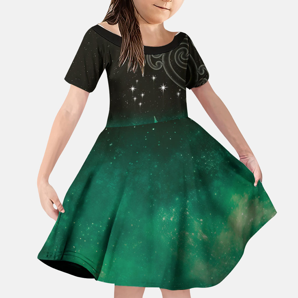 New Zealand Matariki Family Matching Off Shoulder Maxi Dress and Hawaiian Shirt Pleiades Star Cluster Green Galaxy LT05 Daughter's Dress Green - Polynesian Pride