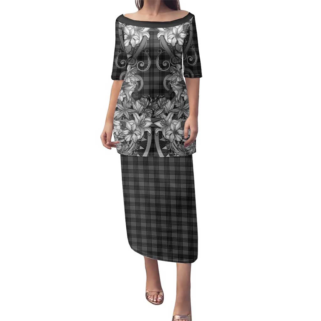 Hawaii Palaka Family Matching Puletasi and Hawaiian Shirt Black Tribal Pattern With Tropical Flowers LT05 Mom's Dress Black - Polynesian Pride