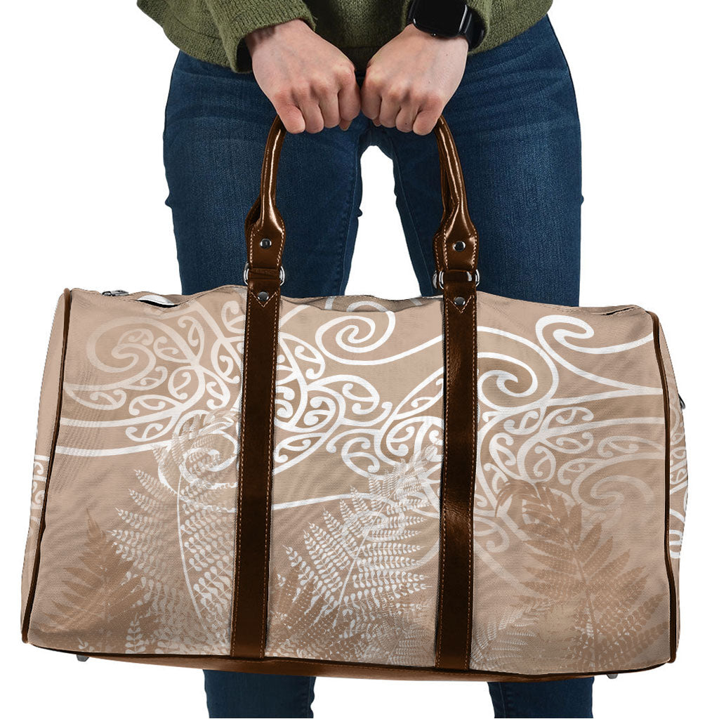 Aotearoa Maori Koru Curves Travel Bag Silver Ferns - Mocha