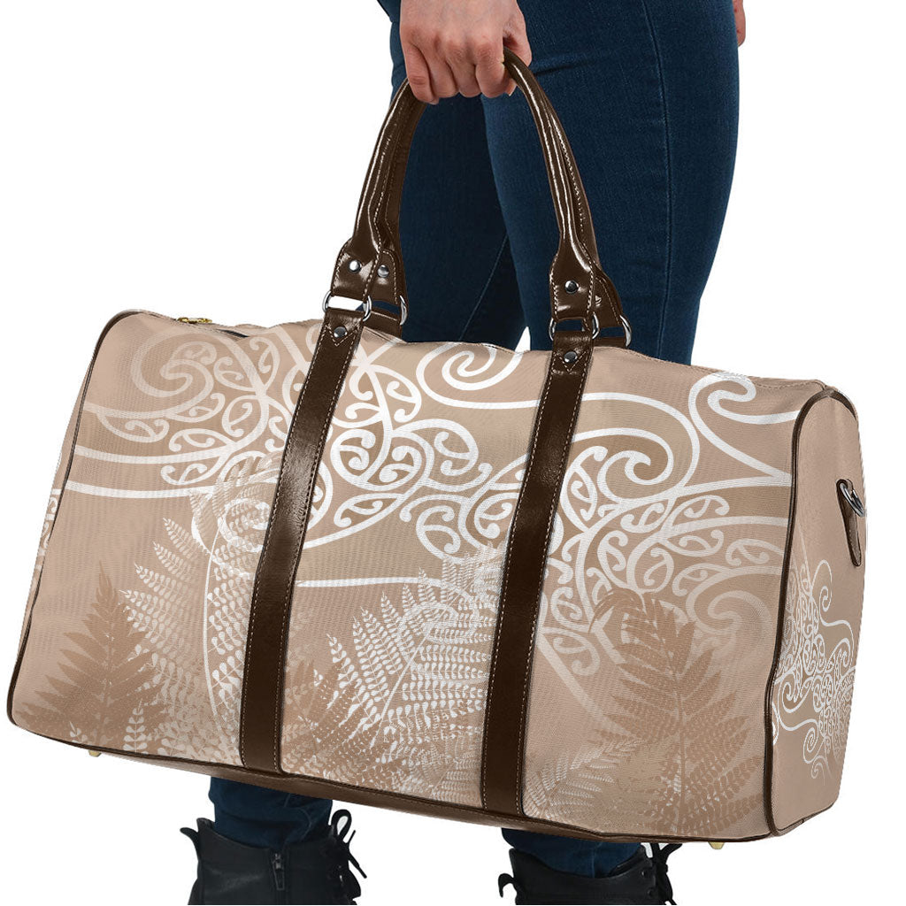 Aotearoa Maori Koru Curves Travel Bag Silver Ferns - Mocha