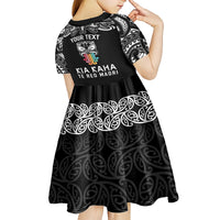 Personalised Kia Kaha Te Reo Maori Kid Short Sleeve Dress Hei Tiki Mix Koru - Black LT7 - Polynesian Pride