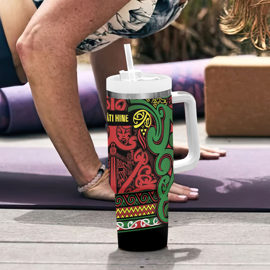 Aotearoa Iwi Ngati Hine Tumbler With Handle Maori Wharenui House Tribal Pattern LT9 - Polynesian Pride