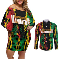 Vanuatu 46th Year Anniversary Couples Matching Off Shoulder Short Dress and Long Sleeve Button Shirt Tamtam Slit Drums Long God Yumi Stanap LT9 Black - Polynesian Pride