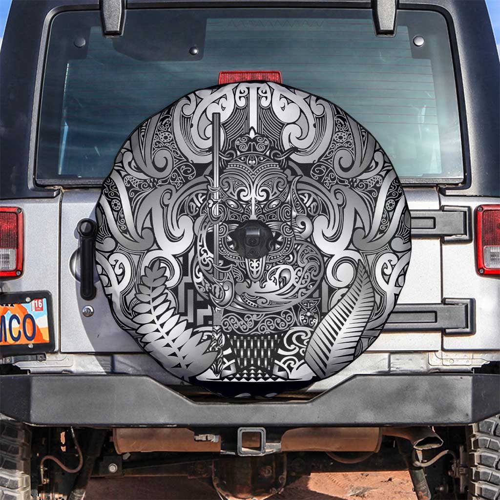 New Zealand Taiaha Maori Spare Tire Cover Kiwikiwi Minimalist Silver Fern Tukutuku Motif LT9 White - Polynesian Pride