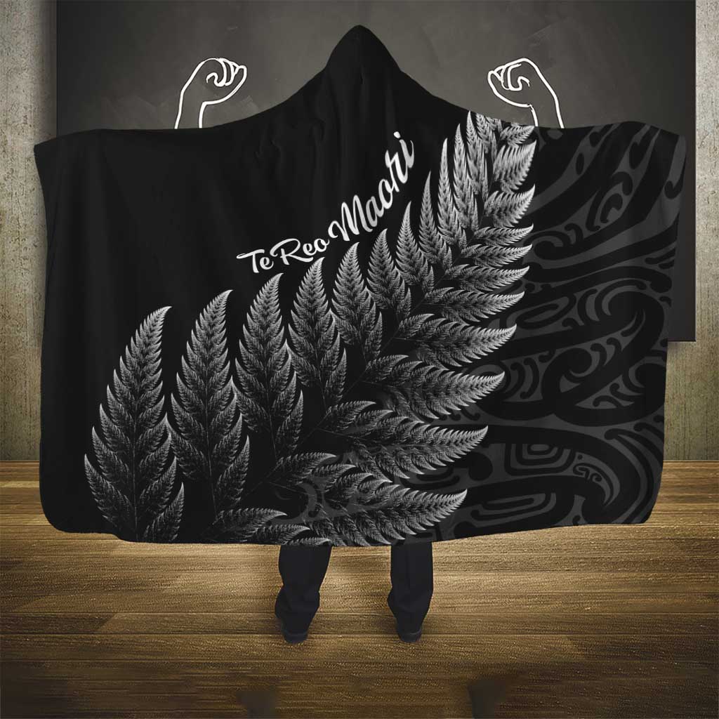 New Zealand Te Reo Māori Hooded Blanket Simple Black Fern