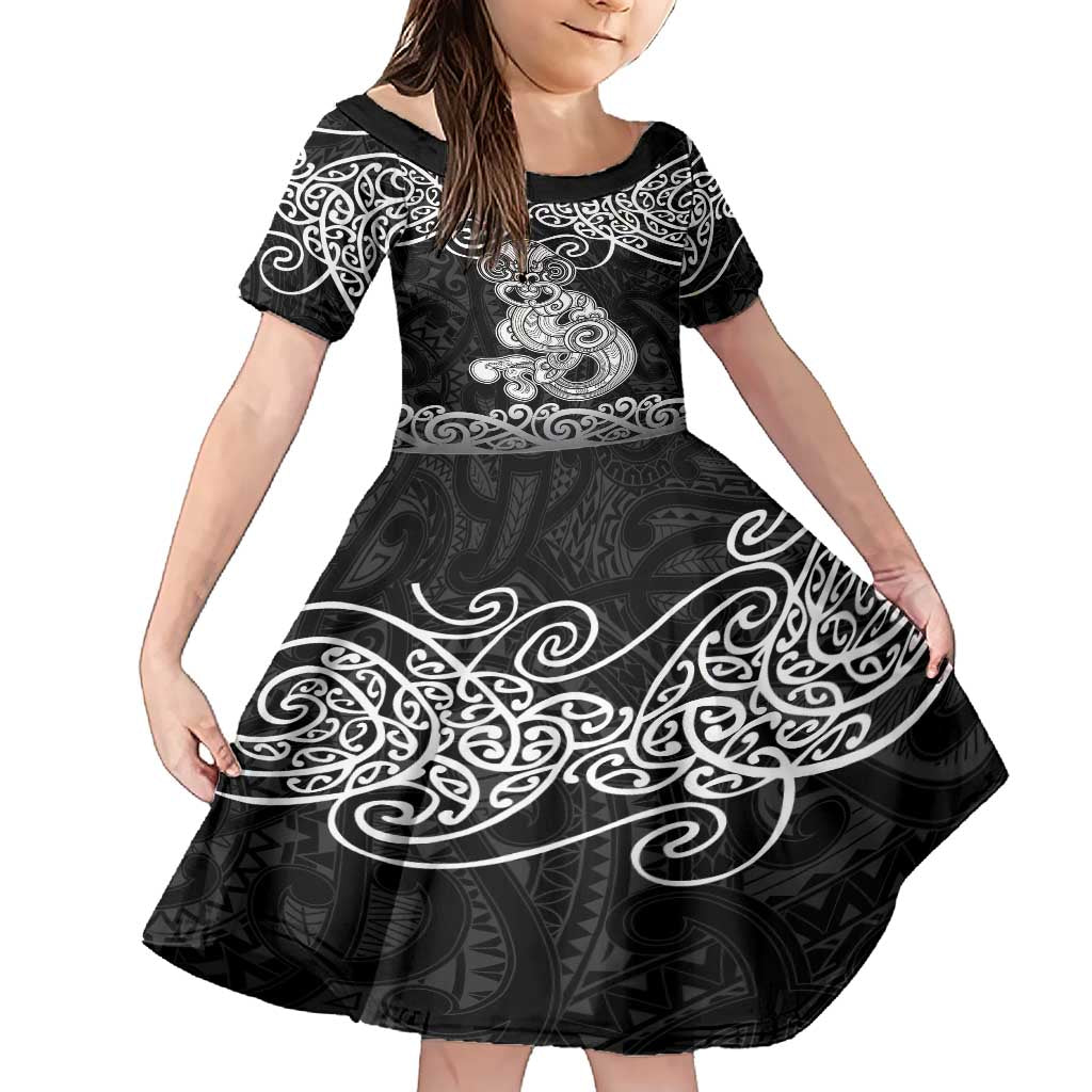 Te Reo Maori Tiki Inspired Art Family Matching Short Sleeve Bodycon Dress and Hawaiian Shirt LT9 Daughter's Dress Black - Polynesian Pride