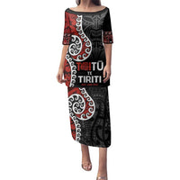 Honour The Treaty New Zealand Family Matching Puletasi and Hawaiian Shirt Toitu Te Tiriti Ake!Ake!Ake! LT9 Mom's Dress Black - Polynesian Pride