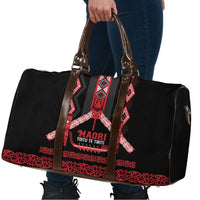 Toitu Te Tiriti Waitangi Travel Bag Black Wharenui House - Polynesian Pride