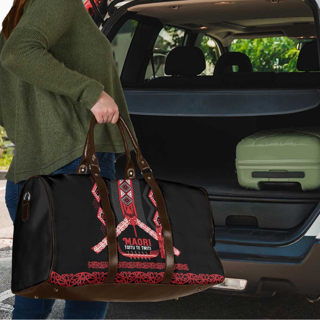 Toitu Te Tiriti Waitangi Travel Bag Black Wharenui House - Polynesian Pride