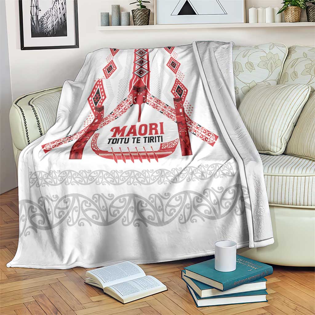 Toitu Te Tiriti Waitangi Blanket White Wharenui House LT9 white - Polynesian Pride