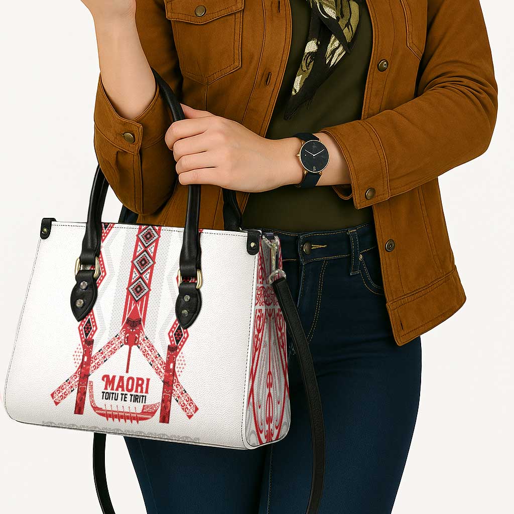 Toitu Te Tiriti Waitangi Leather Bag White Wharenui House LT9 - Polynesian Pride