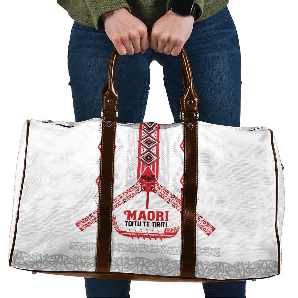 Toitu Te Tiriti Waitangi Travel Bag White Wharenui House LT9 white - Polynesian Pride