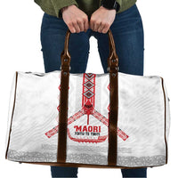 Toitu Te Tiriti Waitangi Travel Bag White Wharenui House LT9 white - Polynesian Pride