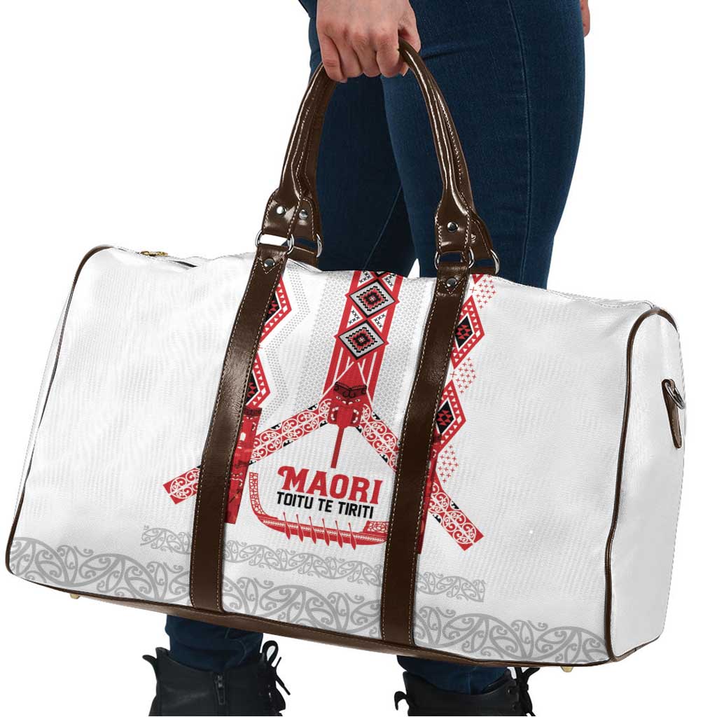 Toitu Te Tiriti Waitangi Travel Bag White Wharenui House LT9 - Polynesian Pride
