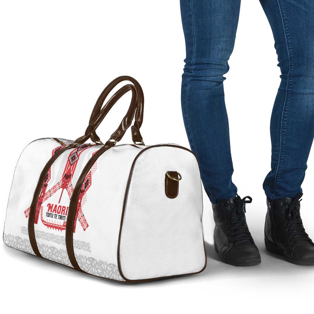 Toitu Te Tiriti Waitangi Travel Bag White Wharenui House LT9 - Polynesian Pride