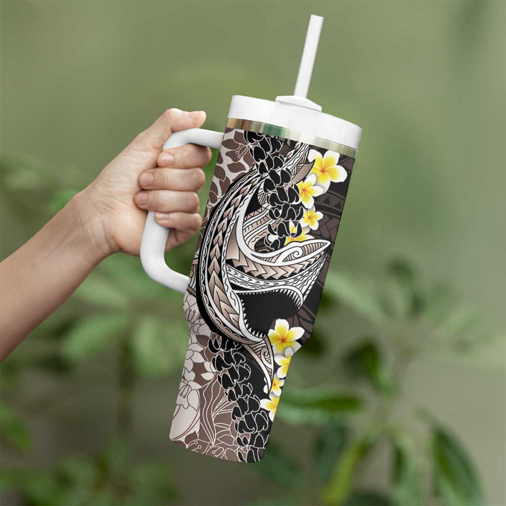 Brown and Black Hawaii Shark Tattoo Tumbler With Handle Puakenikeni Lei Plumeria Polynesian Pattern - Polynesian Pride