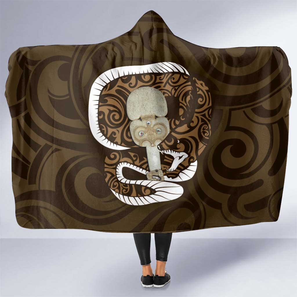 Gold New Zealand Eel Hooded Blanket Aotearoa Maori Tuna With Kotiate Weapon