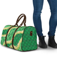 Green Palaka Hawaii Mele Kalikimaka Travel Bag Ohia Lehua Monstera Puakenikeni Lei - Polynesian Pride