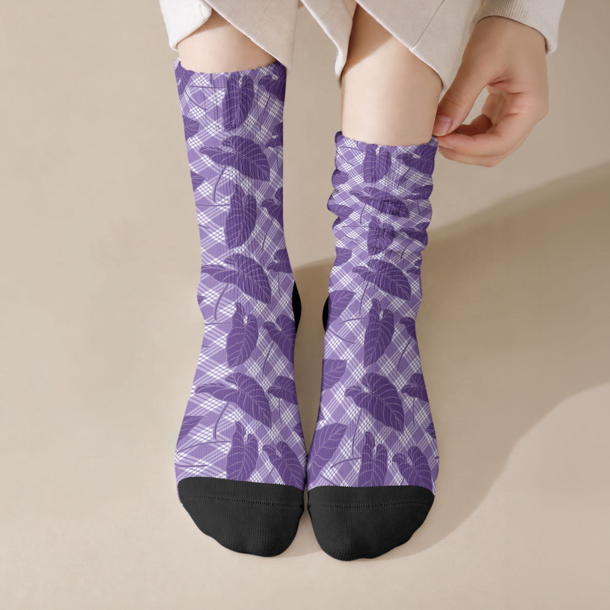 Purple Hawaii Kalo Palaka Motifs Crew Socks Hawaiian Taro Leaves Elegant Vibes