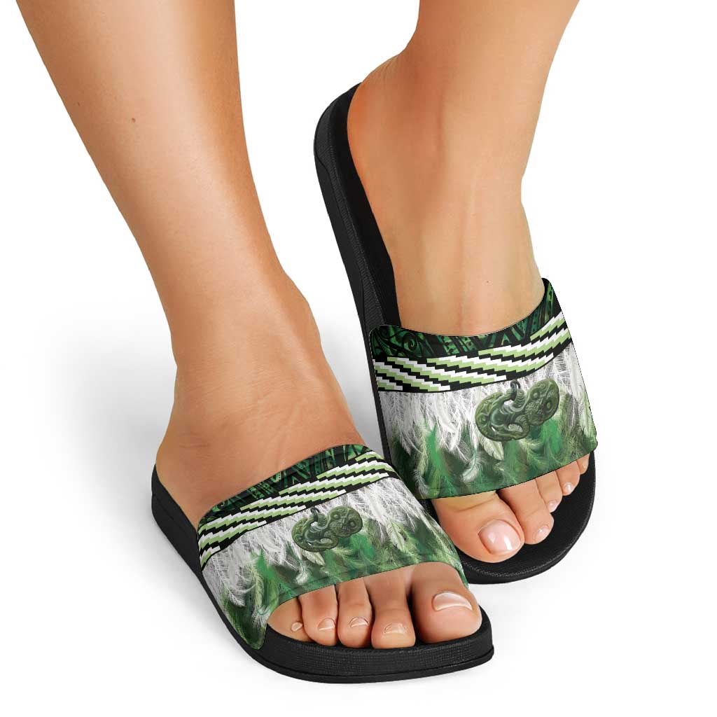 Green Traditional Cloak Aotearoa Slide Sandals Maori Paua Shell Korowai Pattern LT14 - Polynesian Pride