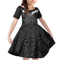 Kia Kaha Te Reo Maori Family Matching Mermaid Dress and Hawaiian Shirt Aotearoa Hei Tiki With Hongi LT14 Daughter's Dress Black - Polynesian Pride