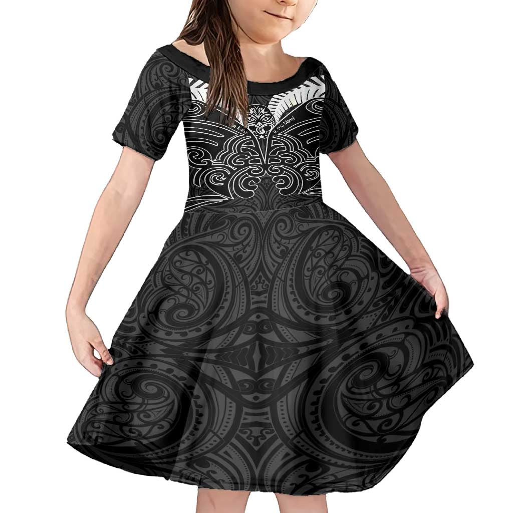 Kia Kaha Te Reo Maori Family Matching Summer Maxi Dress and Hawaiian Shirt Aotearoa Hei Tiki With Hongi LT14 Daughter's Dress Black - Polynesian Pride