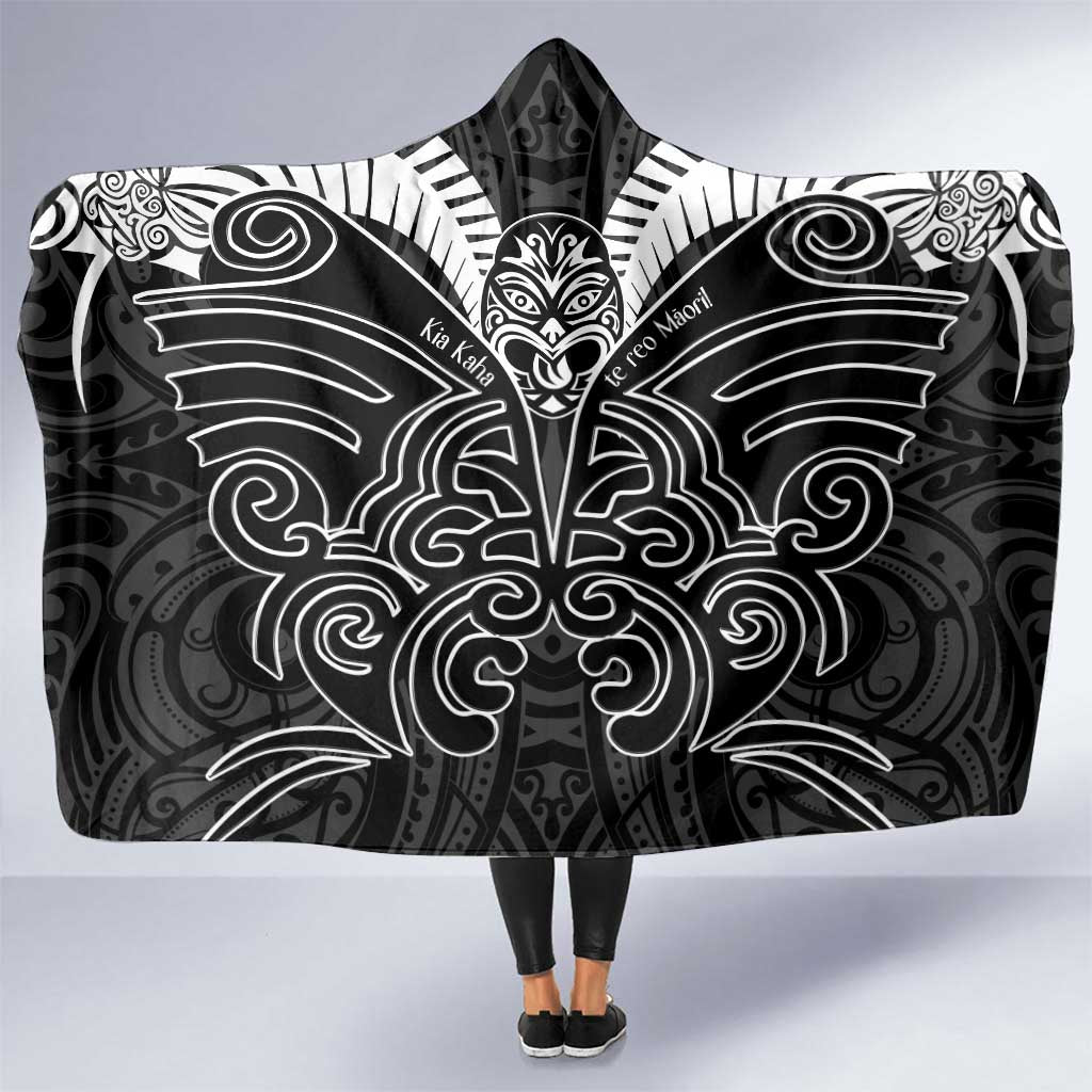 Kia Kaha Te Reo Maori Hooded Blanket Aotearoa Hei Tiki With Hongi LT14 One Size Black - Polynesian Pride