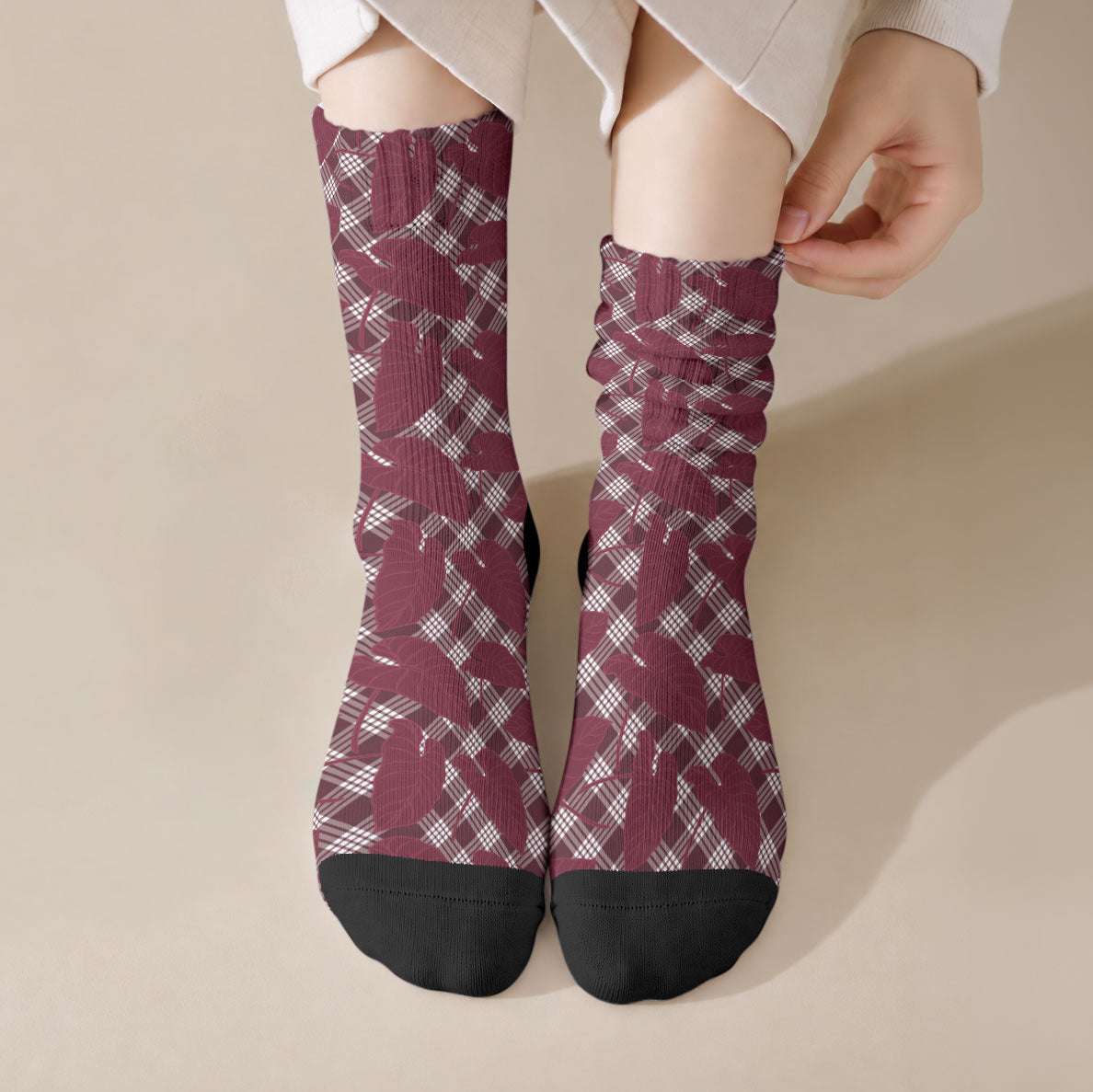 Burgundy Hawaii Kalo Palaka Motifs Crew Socks Hawaiian Taro Leaves Elegant Vibes LT14 Crew Socks Burgundy - Polynesian Pride