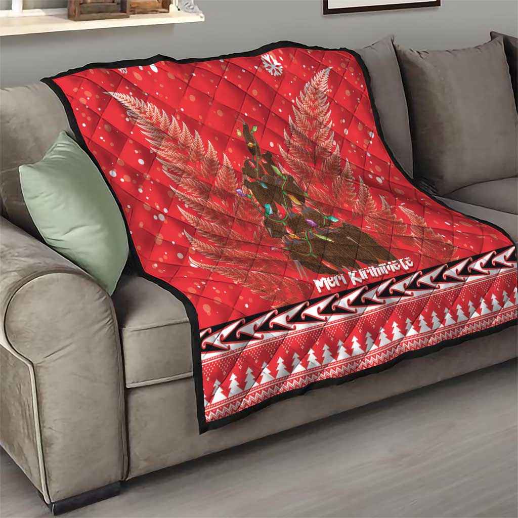 Kiwi New Zealand Christmas Quilt Meri Kirihimete Silver Fern - Red Color