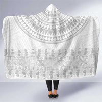 Niue White Sunday Hooded Blanket Tapu Fanau Ia Puakenikeni Hiapo Pattern - Polynesian Pride