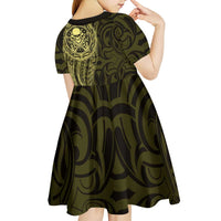 New Zealand Skull Darts Kid Short Sleeve Dress Aotearoa Maori Chest Tattoo Stylized Gold - Polynesian Pride