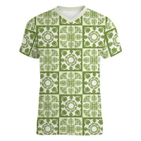 Omaomao Palaka Quilt Hawaii Women V-Neck T-Shirt Hawaiian Tropical Monstera Sea Turtle