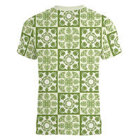 Omaomao Palaka Quilt Hawaii Women V-Neck T-Shirt Hawaiian Tropical Monstera Sea Turtle
