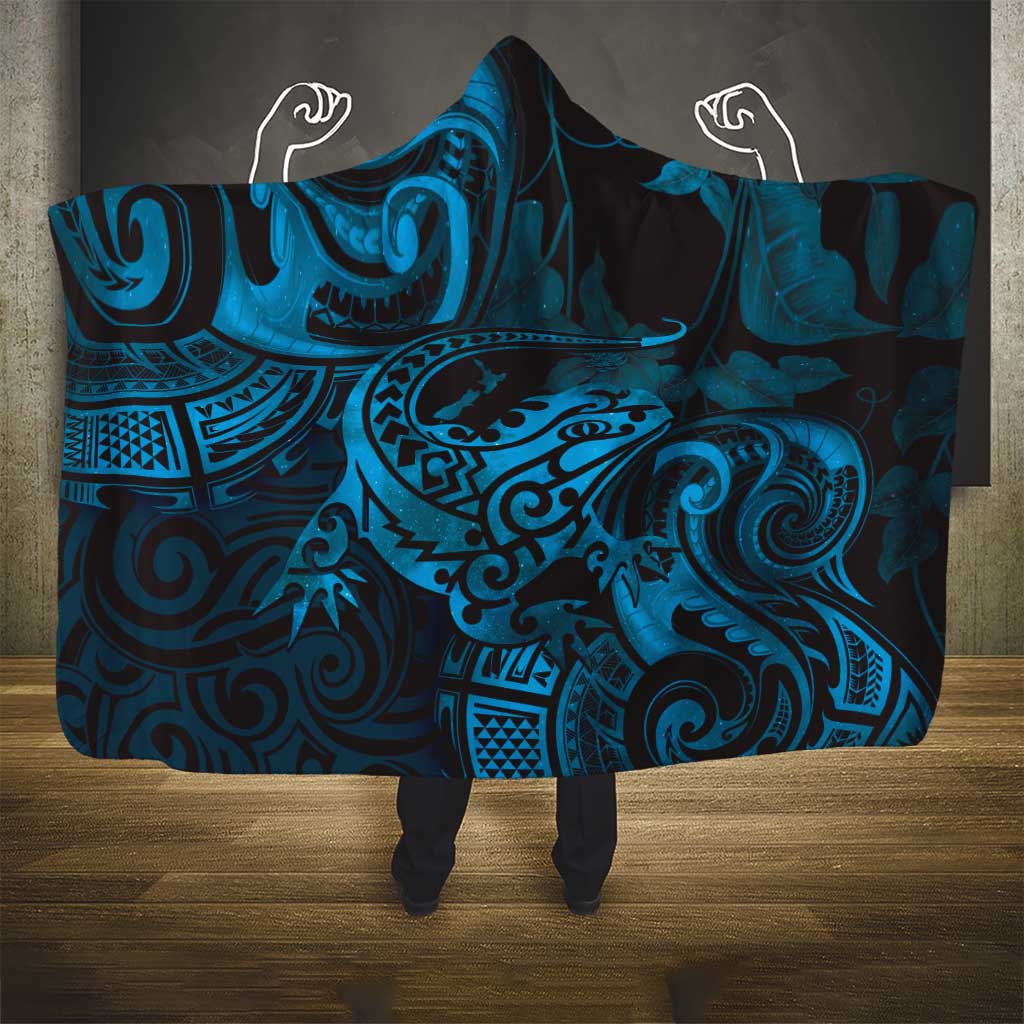 New Zealand Tuatara Hooded Blanket Aotearoa Maori Clematis Flowers - Blue