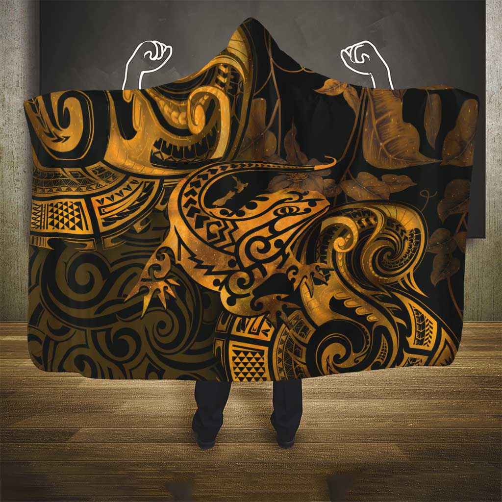 New Zealand Tuatara Hooded Blanket Aotearoa Maori Clematis Flowers - Gold