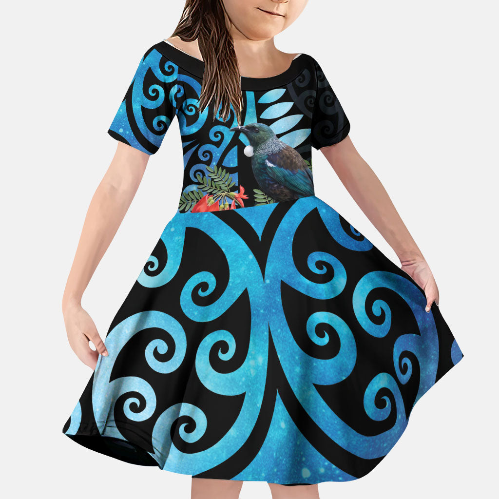 Tui Bird Kakabeak New Zealand Family Matching Puletasi and Hawaiian Shirt Clianthus Galaxy Maori Koru Pattern LT22 Daughter's Dress Blue - Polynesian Pride
