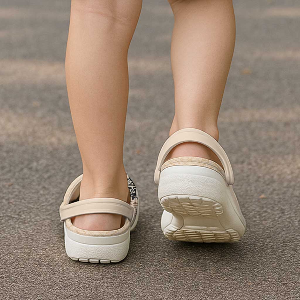 Samoa Siapo Pattern With Beige Hibiscus Clogs Shoes - Polynesian Pride