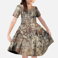 Choice Bro Graffiti Handshake Family Matching Off Shoulder Maxi Dress and Hawaiian Shirt New Zealand Slang Fern Brick Wall and Urban Street Art TS04 Daughter's Dress Multicolor - Polynesian Pride