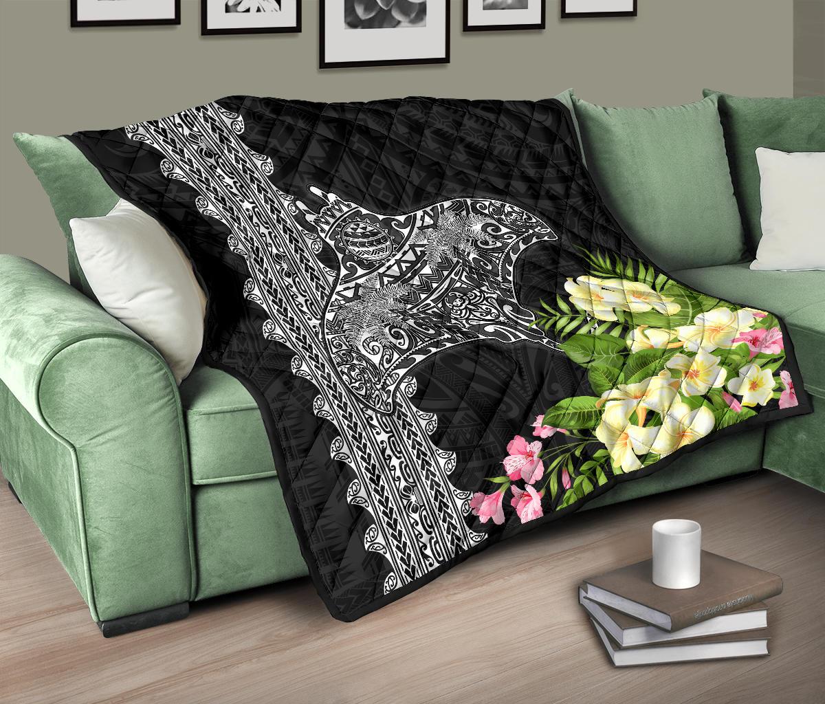 Hawaii Premium Quilt - Mantaray With Hibiscus Flowers Black - Polynesian Pride
