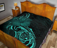 Hawaii Map Turtle Hibiscus Divise Turquoise Polynesian Premium Quilt - Polynesian Pride